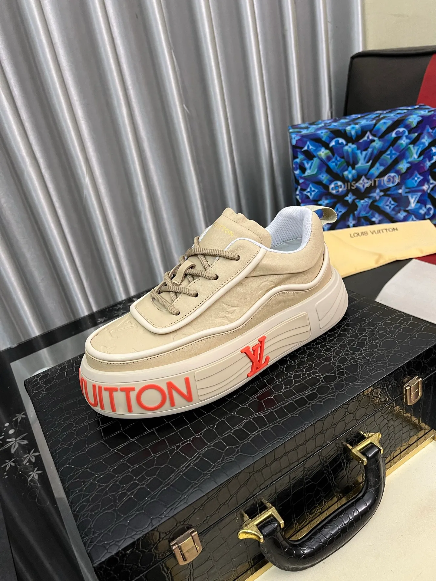 Men's shoes 💰560⌚️⌚️【LOUlS VUlTTON】Louis Vuitton ~ unique and casual style. LV counter purchasing 🏃casual shoes😍😍 Men's 2025 counters are on sale simultaneously, Italian imported brands select first-layer Italian cowhide. Cowhide leather lining (refuses to discolor and grind feet) Code number: 38-44 4⃣️colors available